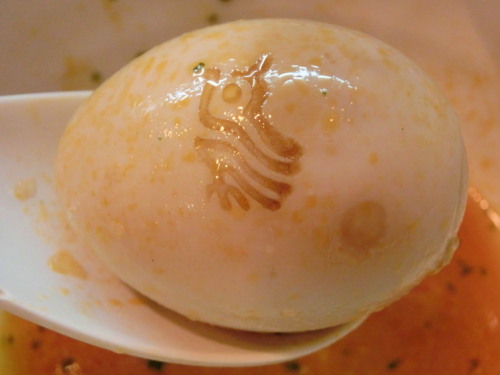 鶏の穴　冷やしトマトラーメン’ｓｅａチキン’　味付け煮玉子.jpg