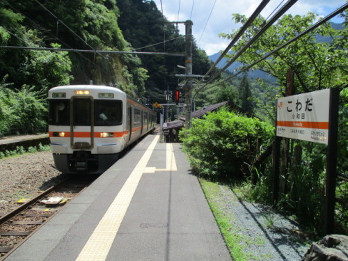 小和田駅に進入する313系