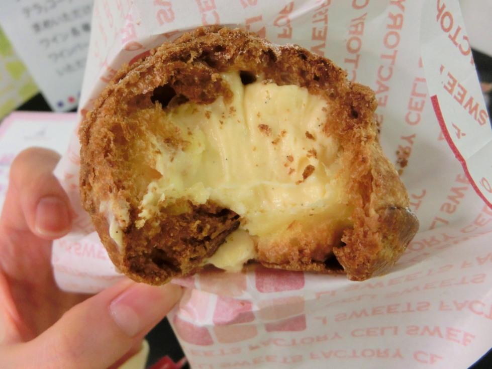 ＣＥＬＩ　ＳＷＥＥＴＳ　ＦＡＣＴＯＲＹ　パムプリーバター使用のシュークリーム　断面.jpg