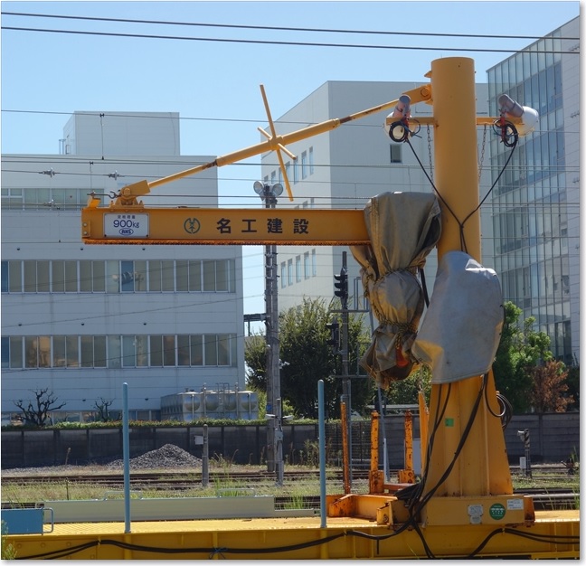 13名工建設の車両です