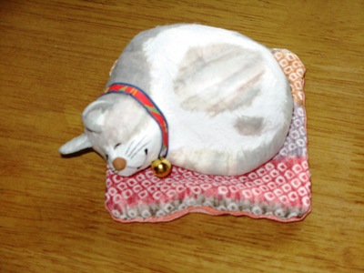 猫の置物 001.jpg