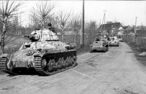 Bundesarchiv_Bild_101I-300-1858-33A,_Frankreich-Belgien,_Panzer_Somua_S35.jpg