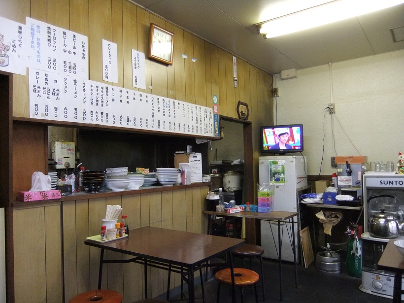 千住橋戸町・のれんの店内20120414.JPG