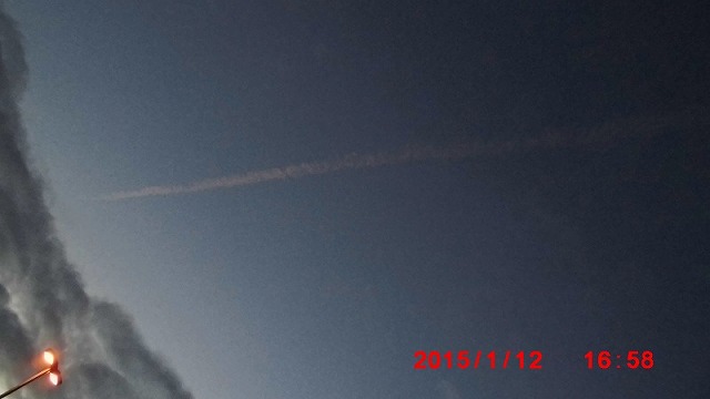 12 夕ぐれの飛行機雲.jpg