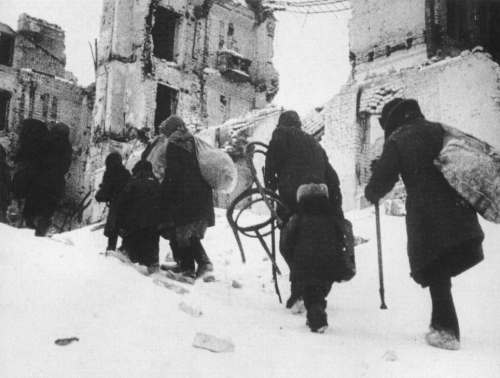 Russians-returning-to-a-devastated-Stalingrad_Feb-1943.jpg