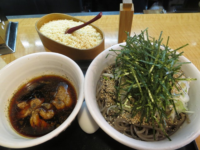 20150309_なぜ蕎麦にラー油を入れるのか。 鶏そば（大）.JPG