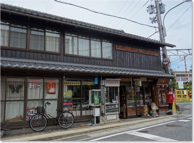 18踏切横の商店
