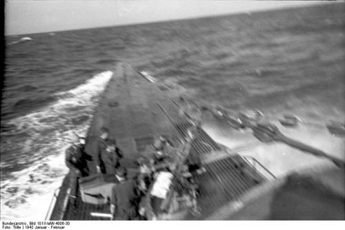 Bundesarchiv_Bild_101II-MW-4006-30,_U-Boot_U-123_in_See.jpg