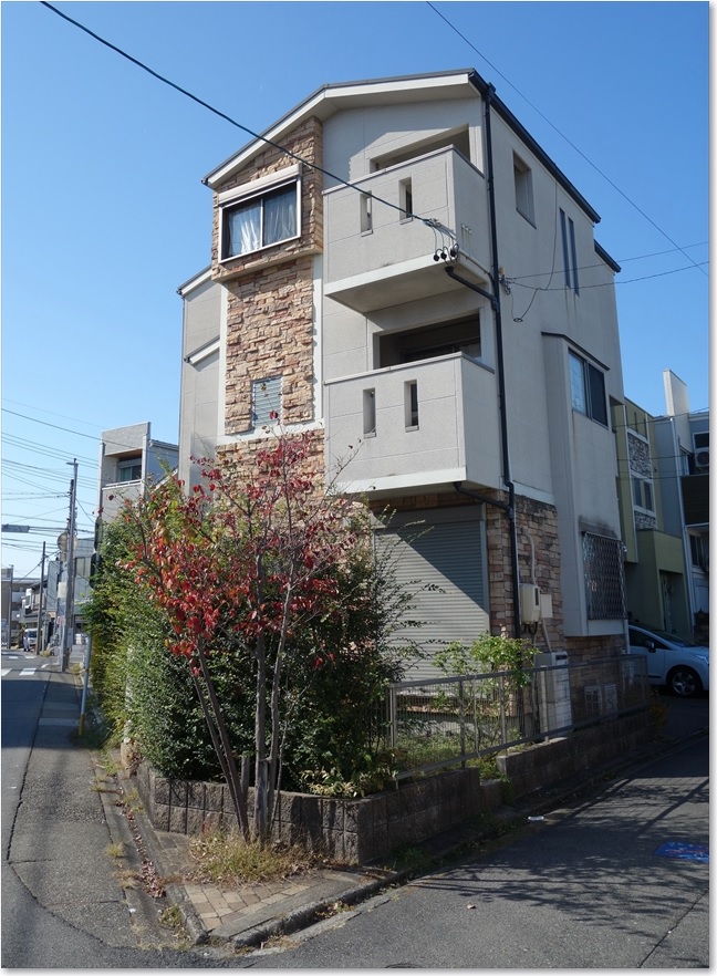 39三角地に三階建て