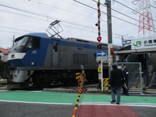 小田栄駅を通過する貨物列車