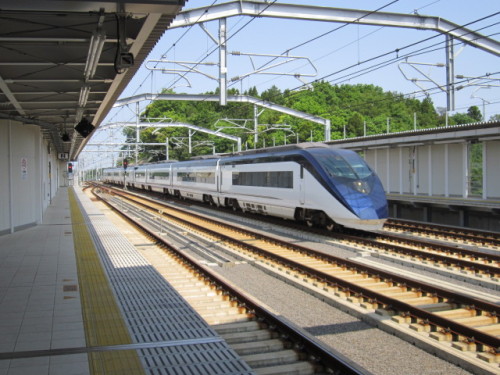 成田湯川駅を通過するスカイライナー