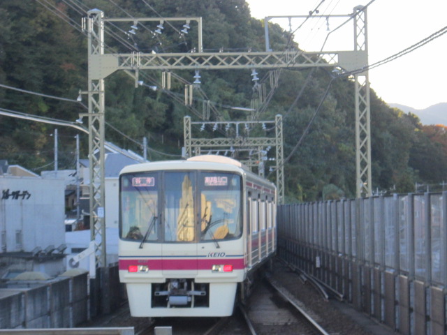 高尾駅を出る京王8000系