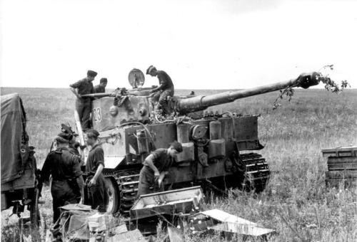 Bundesarchiv_Bild_101I-022-2948-23,_Russland,_Panzer_VI_(Tiger_I),_Munition.jpg