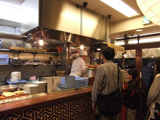 麺之庄つるまる饂飩＠新橋の店内１20120503.JPG
