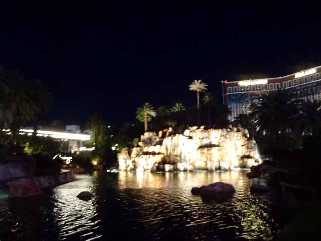 ラスベガス  ホテルミラージュ火山ショー (1).JPG