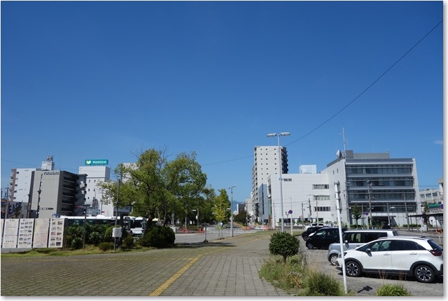 05四日市駅前です