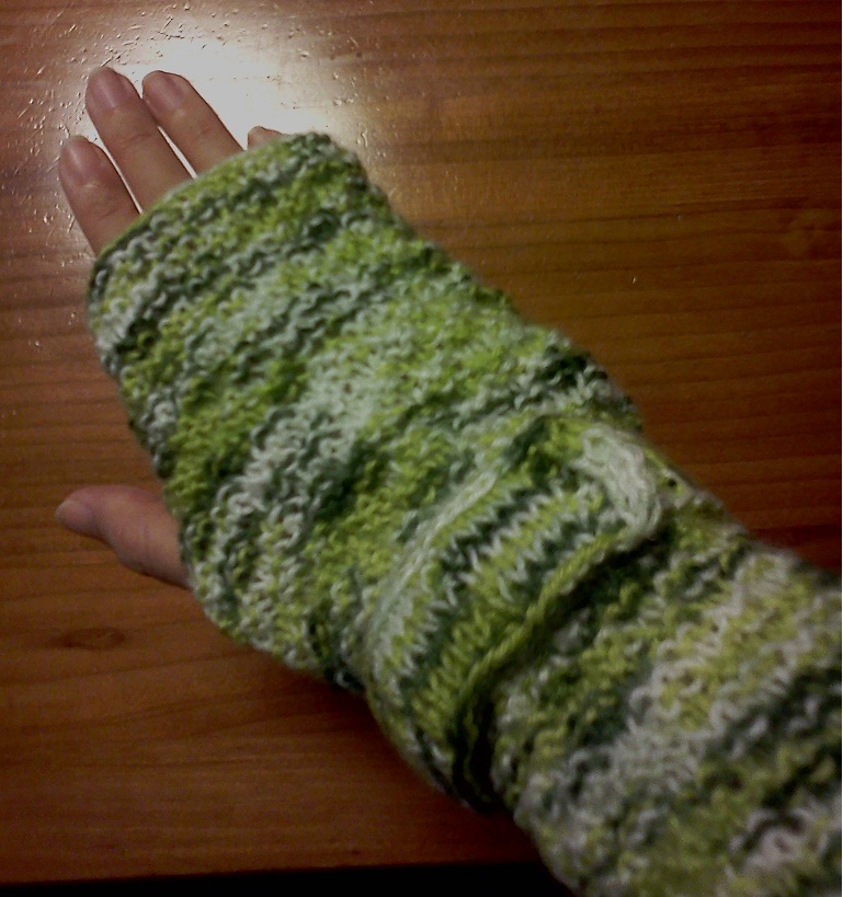 隙間時間でハンドウォーマーを編もう