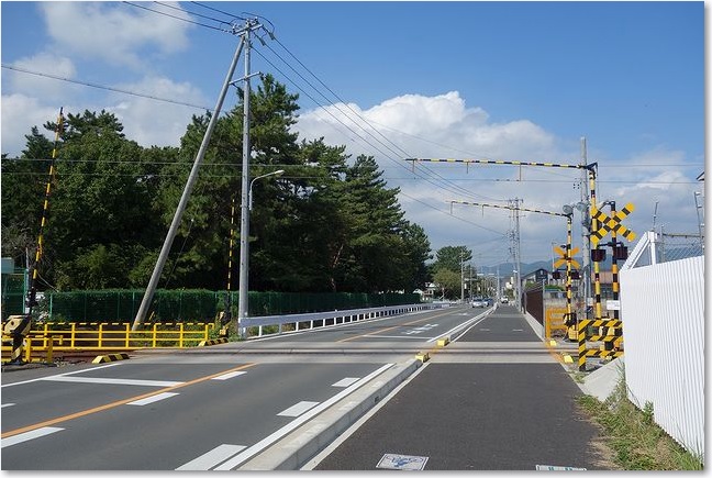 87ふり向いて工場踏切