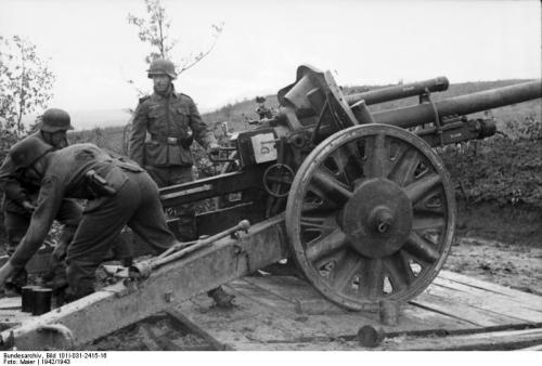 Bundesarchiv_Bild_101I-031-2415-16,_Russland,_Soldaten_an_leichter_Haubitze.jpg
