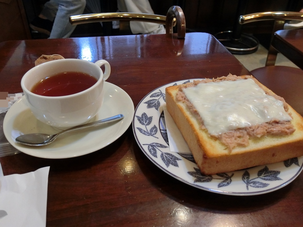 ラ　カフェ　ツナマヨ　チーズトースト＆ホットティー.JPG