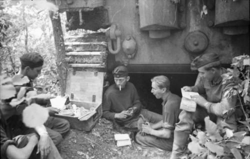 Bundesarchiv_Bild_101I-022-2935-32_Russland_rastende_Panzersoldaten.jpg