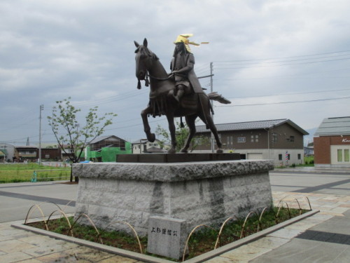 東口上杉謙信公像