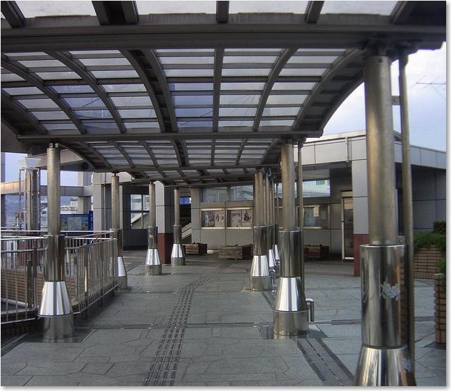 103駅２階の入口