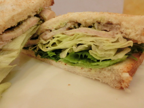 ベックスコーヒー　バジルチキンサンド　断面.jpg