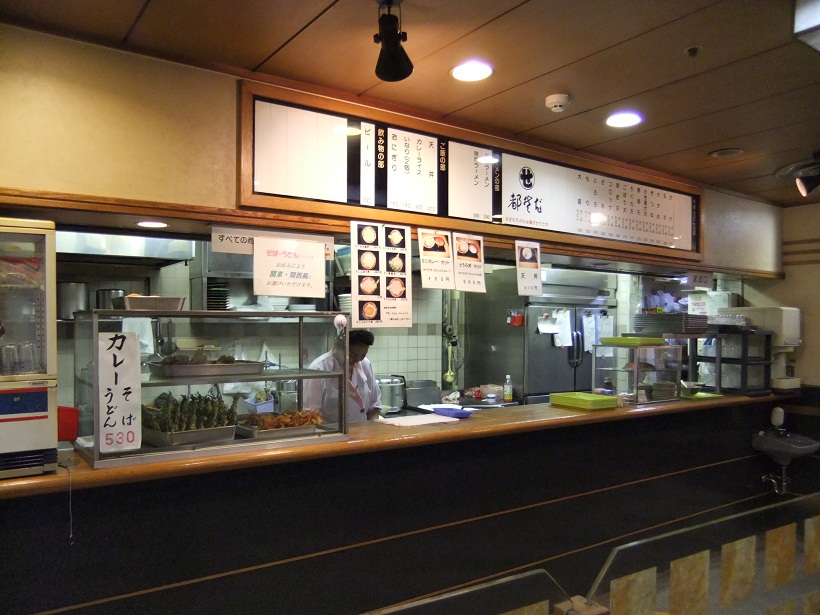 都そば＠帝国劇場下の店内20120608.JPG