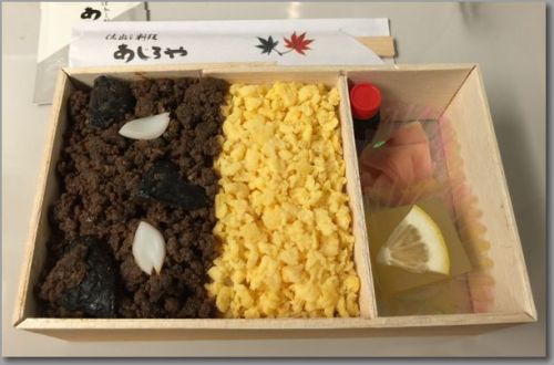 牛万年煮弁当02.jpg