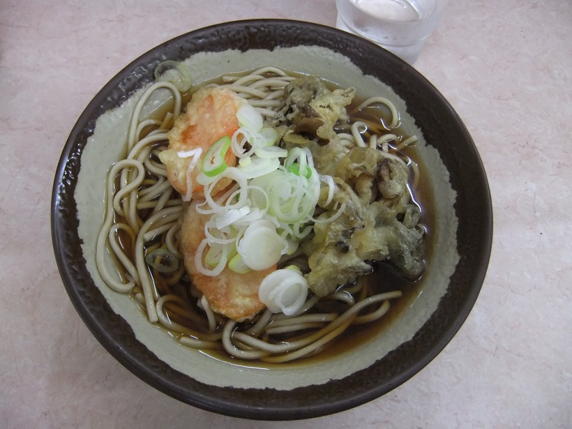 千住橋戸町・そば信の舞茸天(半)＋人参天(半)そば330円１20130913.JPG