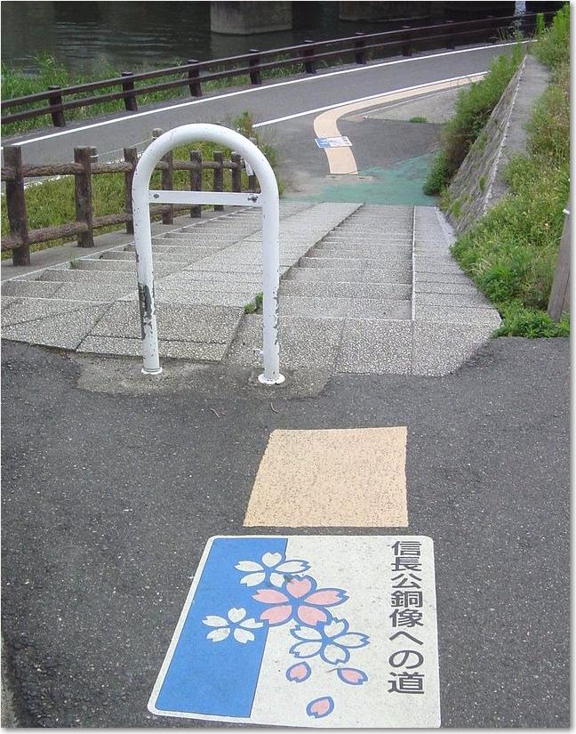 56銅像への道.JPG