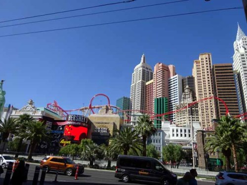 ラスベガス このジェットコースターに娘が乗りました。.JPG