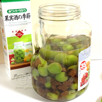 130602 黒糖梅酒 焼酎をそそいで完了