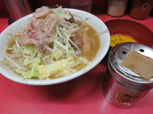 20120921_ラーメン二郎桜台駅前店小ラーメン生たまご2つfT.JPG