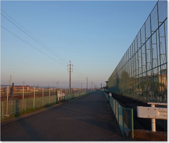 51学校と線路の間