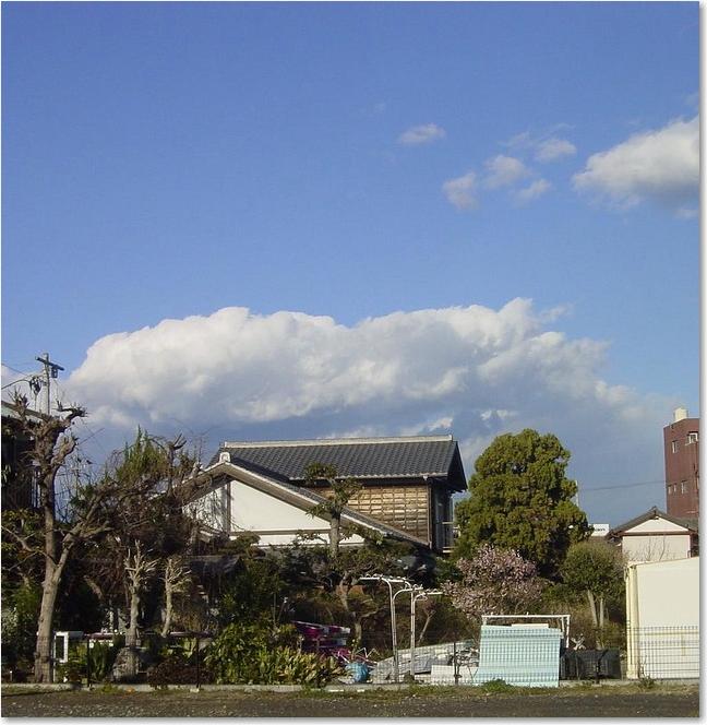 03家の上の雲