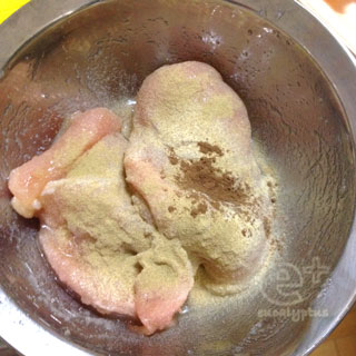 130123鶏ハムづくりの仕込み - 3 白胡椒、ローズマリー粉末、オールスパイスをすりこむ