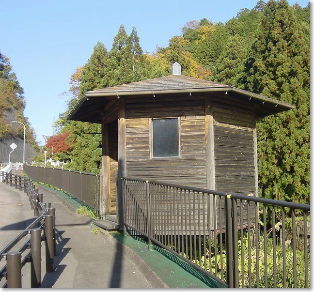 11道路に小屋が