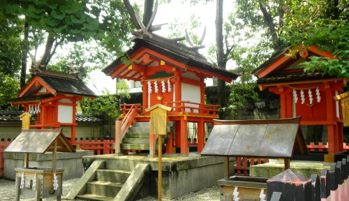 率川神社摂社（右から春日社・阿波社・住吉社）.JPG