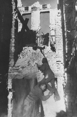 Stalingrad_Russian-fighting-in-the-rubble.jpg