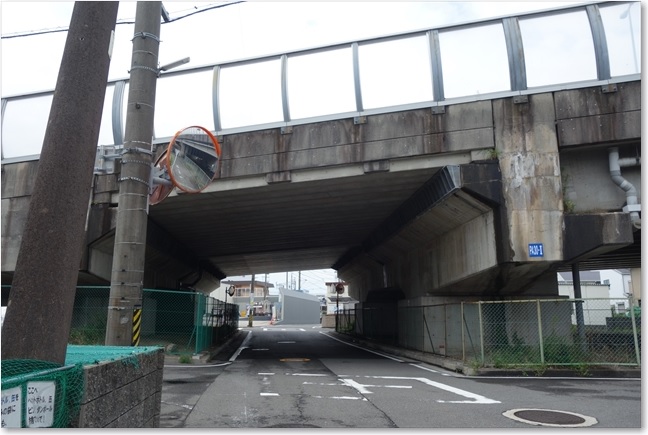 20道路をくぐります