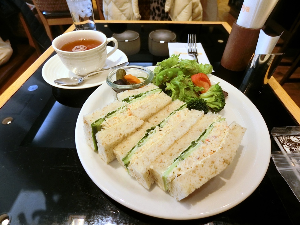 カフェ木村屋　ずわい蟹のサンドイッチ＆ホットティー.JPG