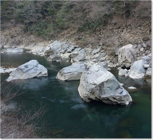 42洞門から飛騨川
