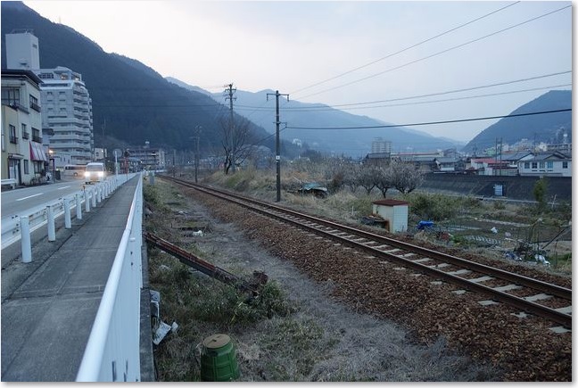 87温泉街の単線