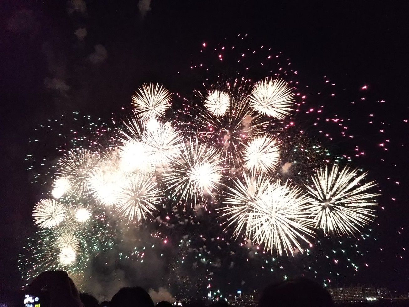 淀川花火大会2018_ハルジョオンのような花火_スマホ