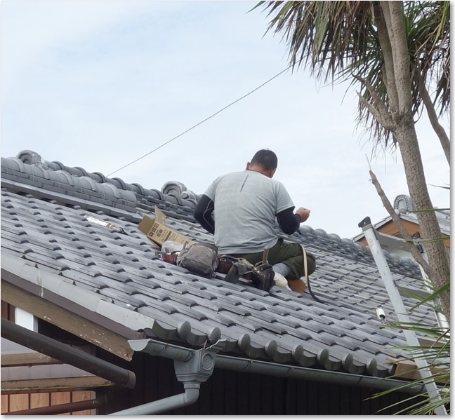03屋根の上の職人