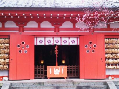 1　えがら天神　本殿の扉も梅模様.JPG