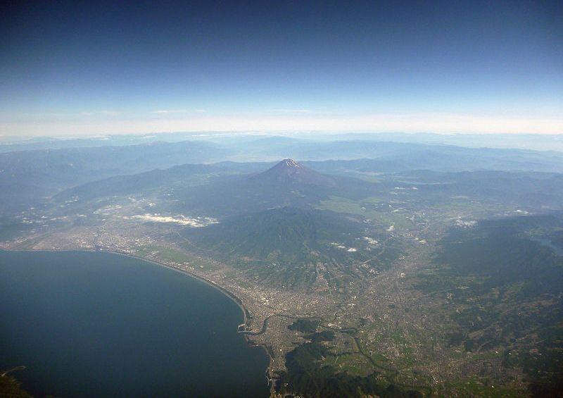 800px-Mt_fuji_and_mt_ashitaka.jpg