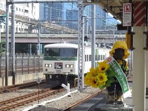 小便小僧と特急踊り子185系